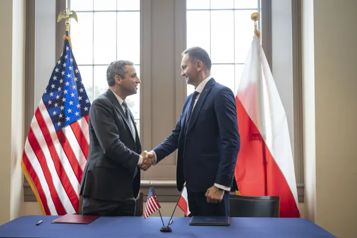 Cover photo for the collection "DHS Under Secretary of the Office of Policy, Robert Silvers, and the Under Secretary of State for the Polish Ministry of Digital Affairs, Rafał Rosiński, sign a MOU"